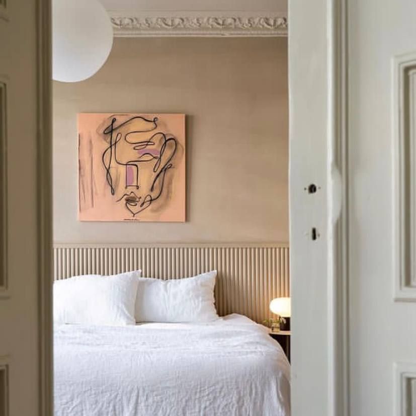 стена в спальне декор в изголовье кровати