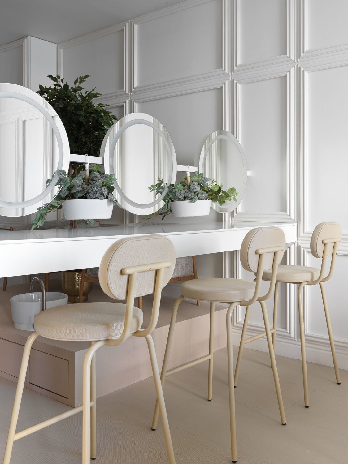 Orac белая стена с декором рамками</body>