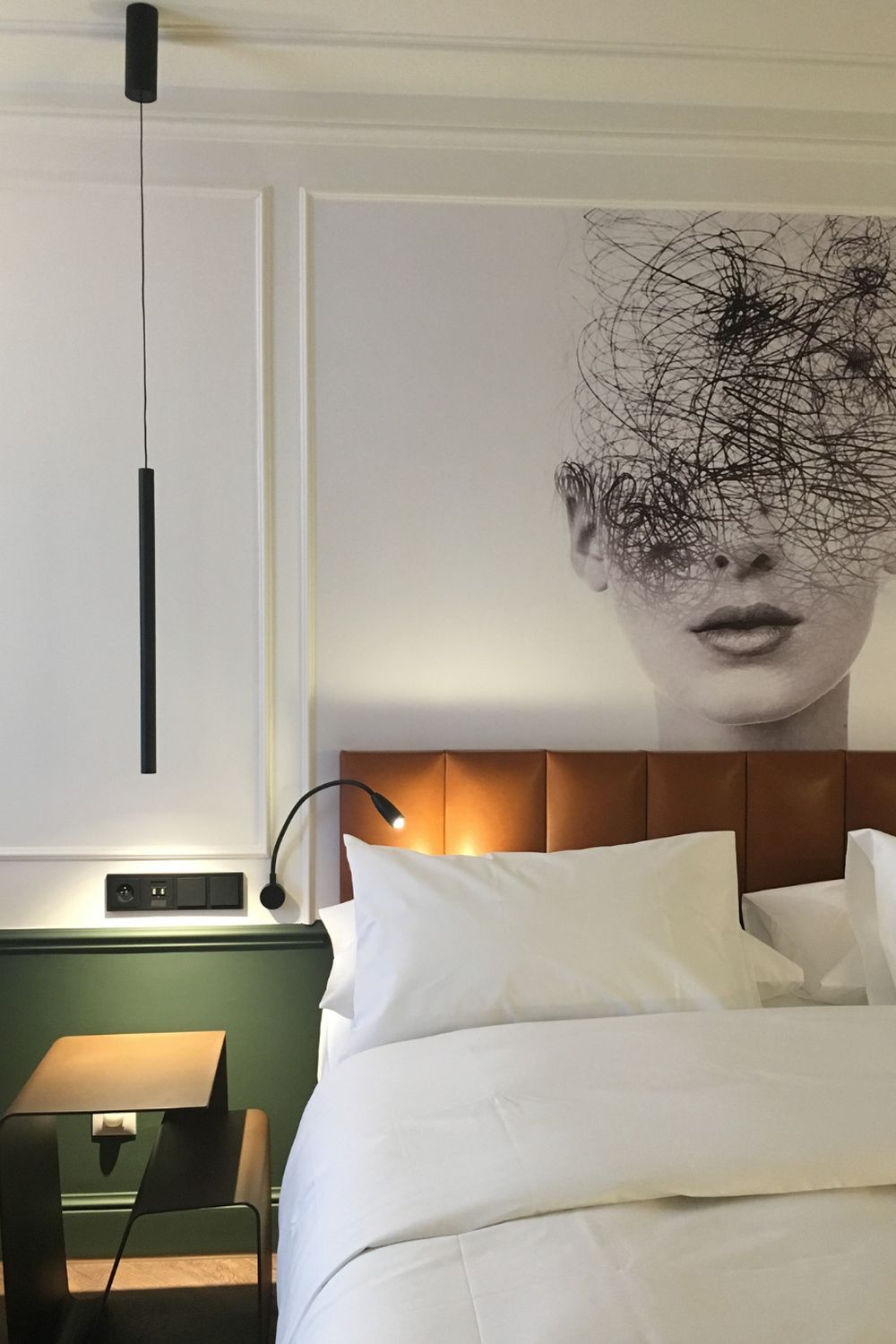 cтеновые панели декор стены у изголовья кровати в спальне подростка обоями под кирпич с граффити