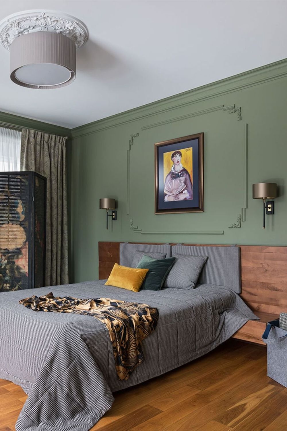 cтеновые панели Оформление стены над кроватью рамками из молдингов для картин