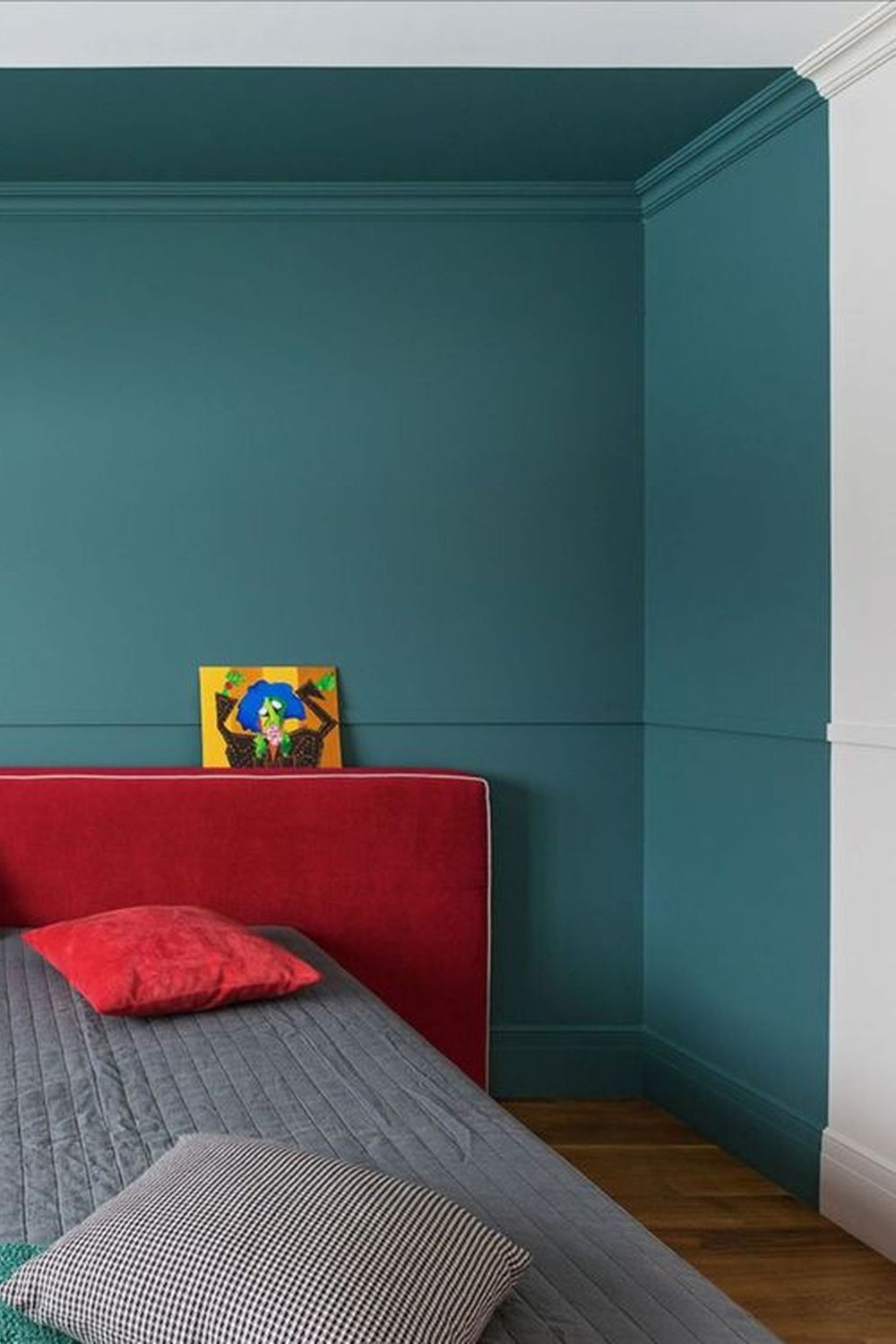 cтеновые панели оформление стены за кроватью в спальне в нише синим цветом