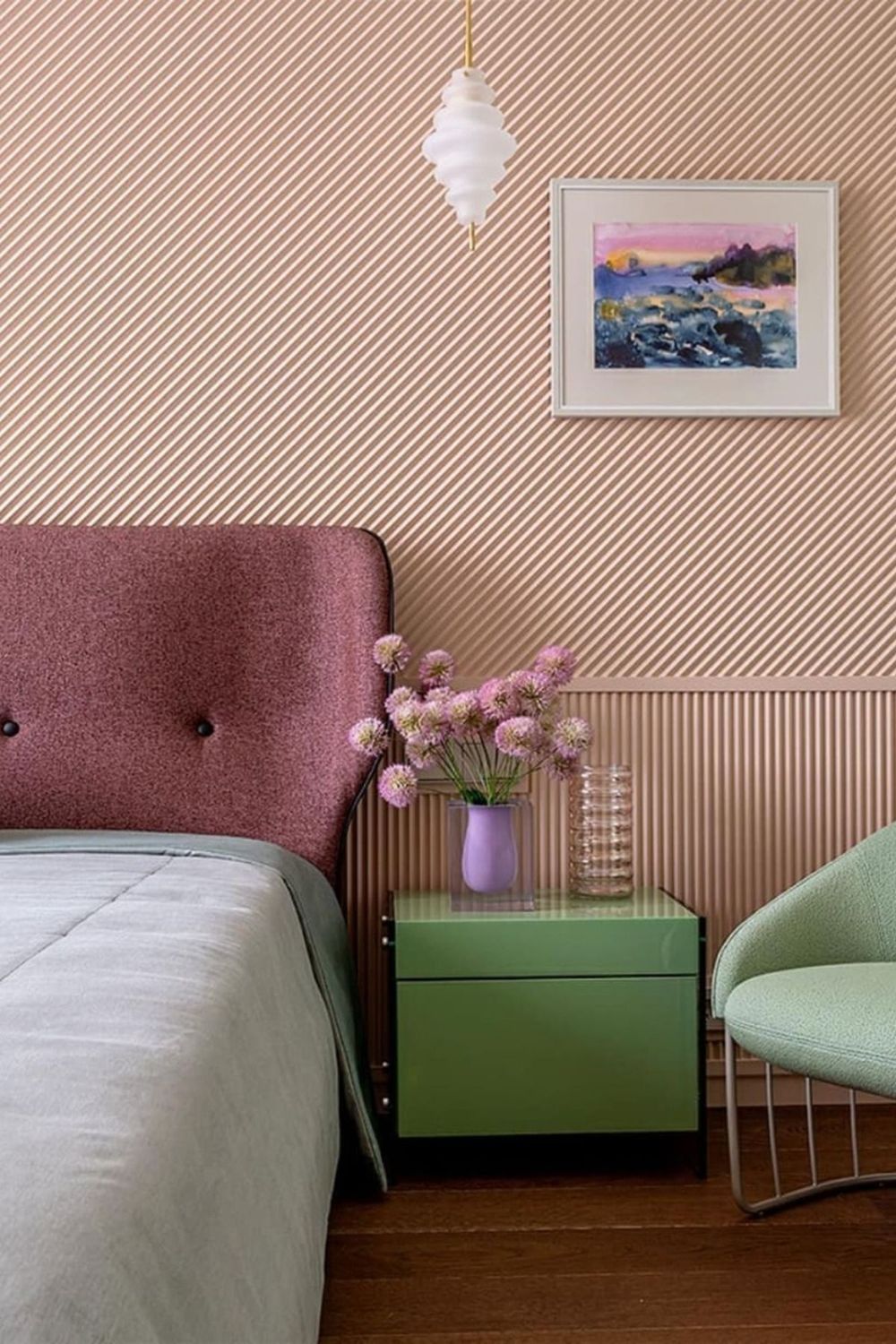 cтеновые панели как украсить стену над кроватью: пример дизайна в розовом цвете