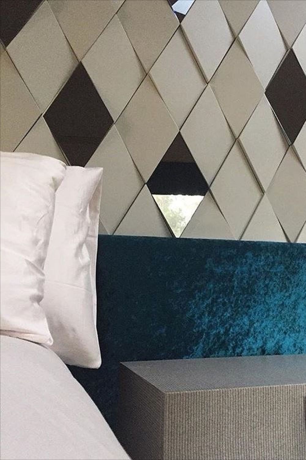 cтеновые панели синяя акцентная стена в спальне в изголовье кровати