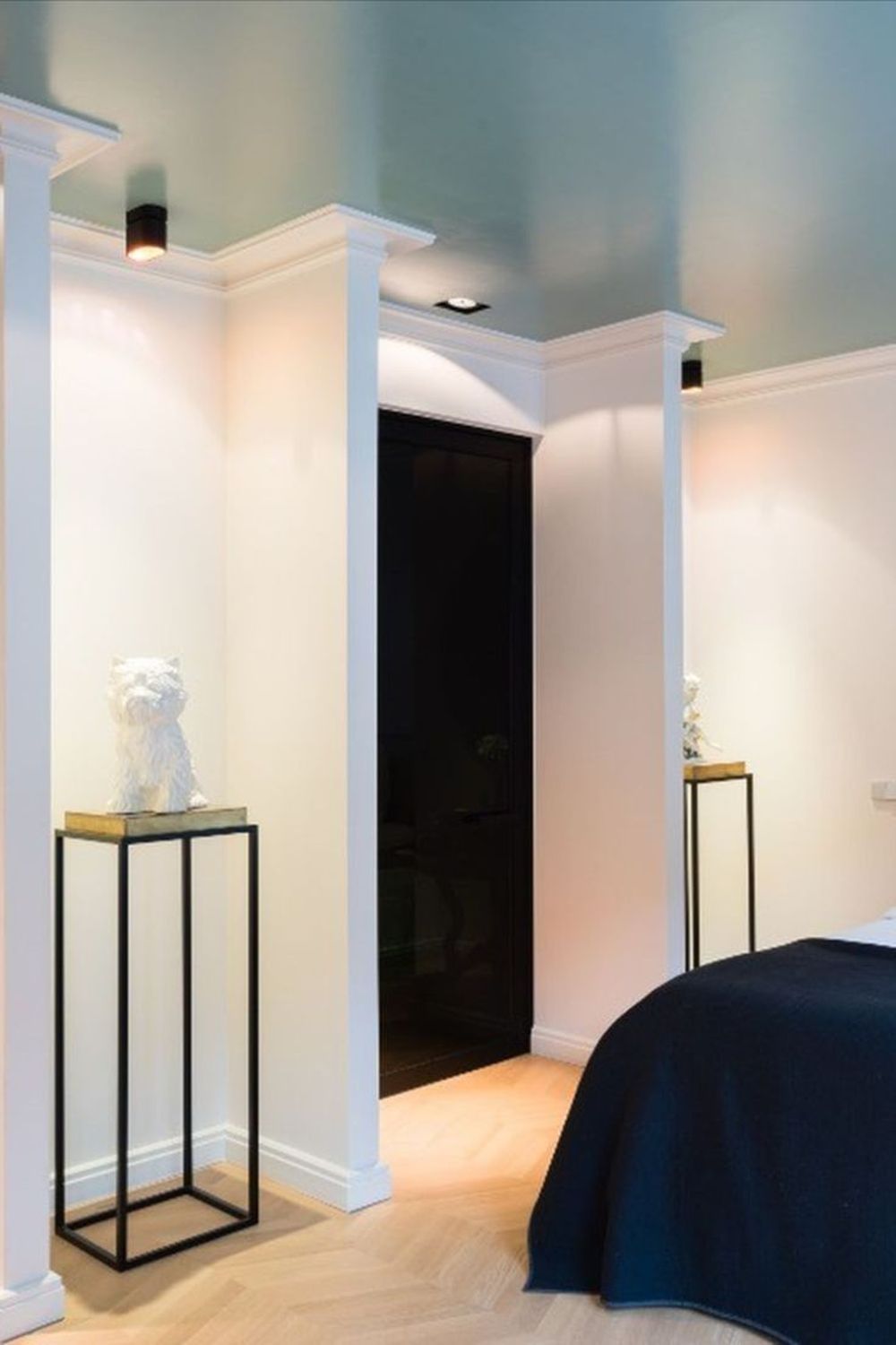 лепнина в современной квартире: интерьер спальни