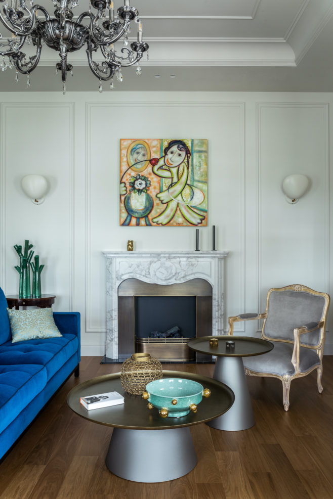 интерьер гостиной в классическом стиле с рамками из молдингов Orac