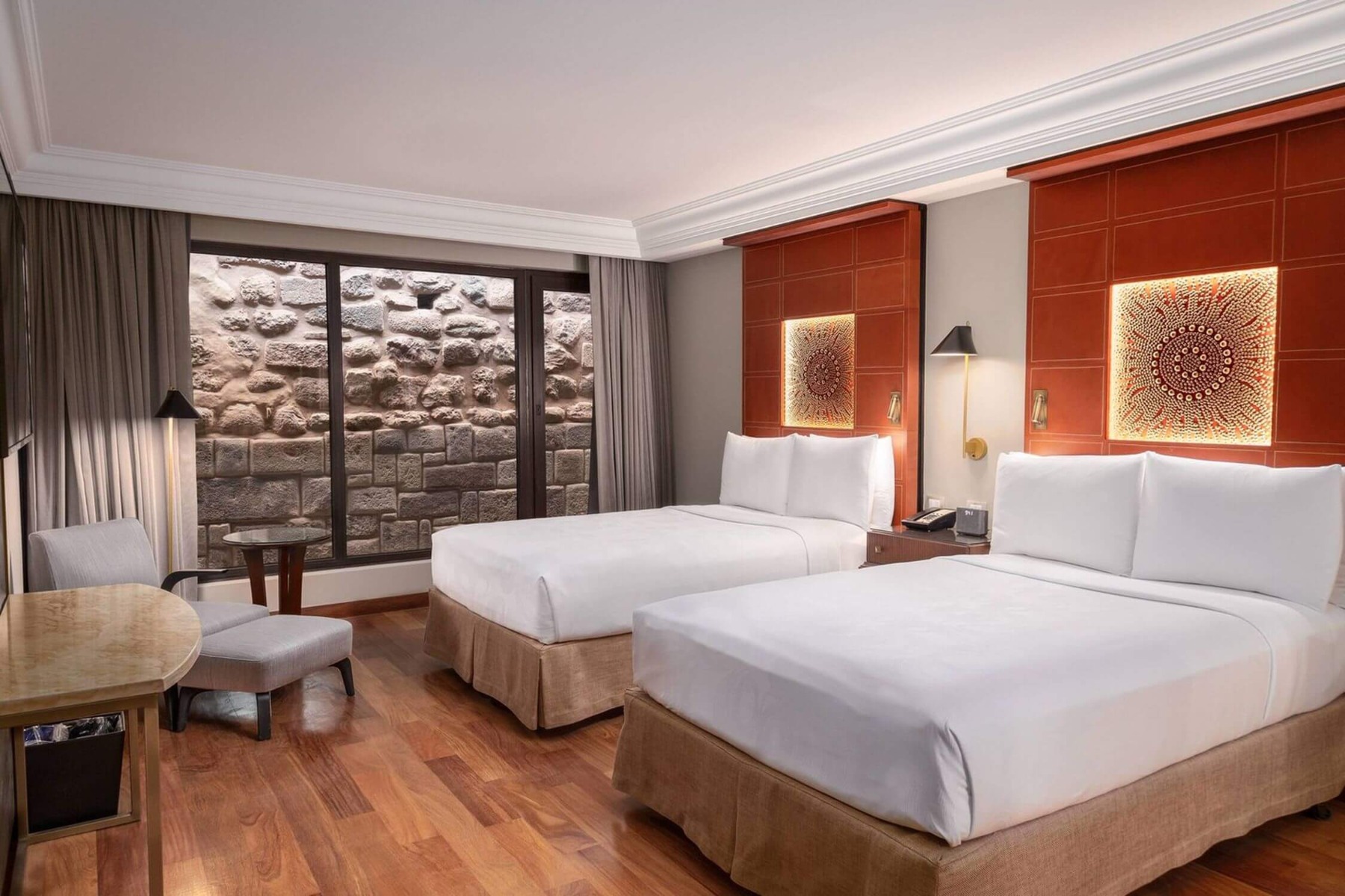 потолочный карниз из полиуретана с334 Orac в интерьере отеля JW Marriott Cusco Перу зона окна и изголовья