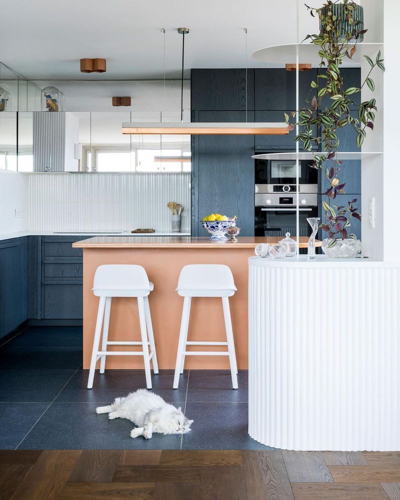 фото кухонь с лепниной Orac