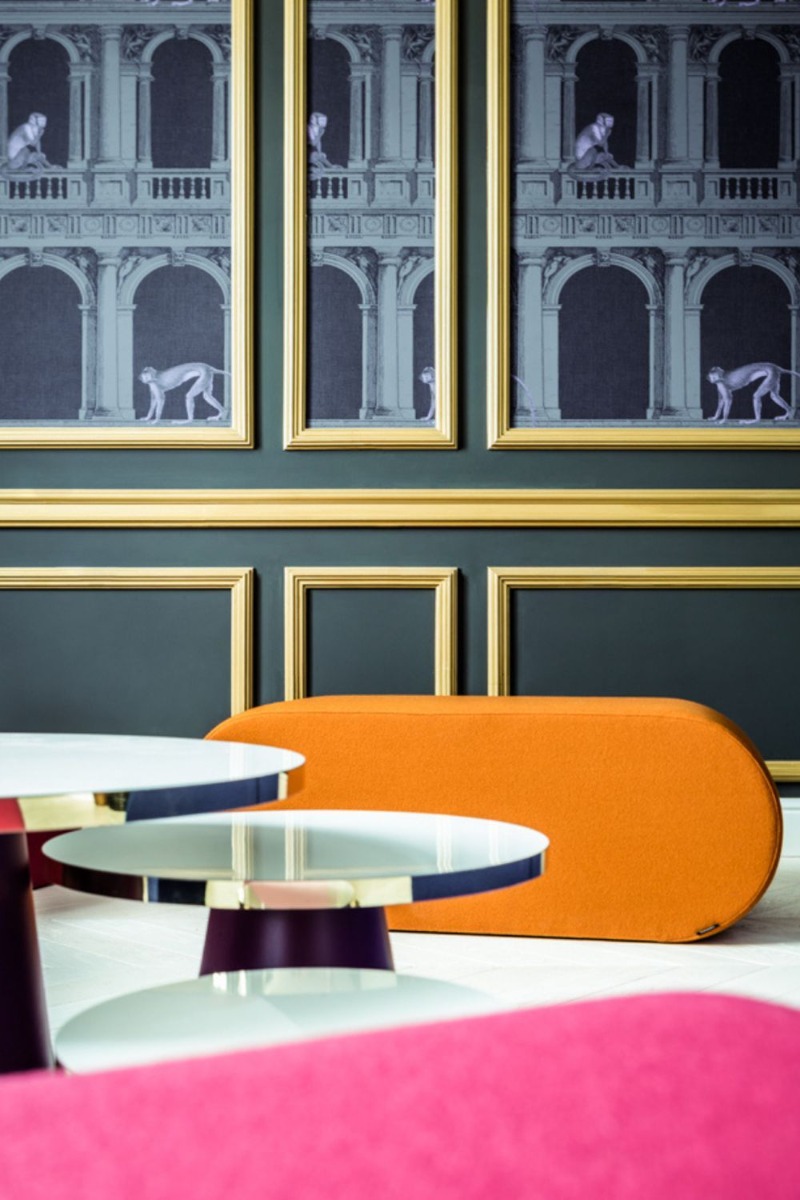 лепнина Orac и обои: дизайн-решения и фото в интерьере