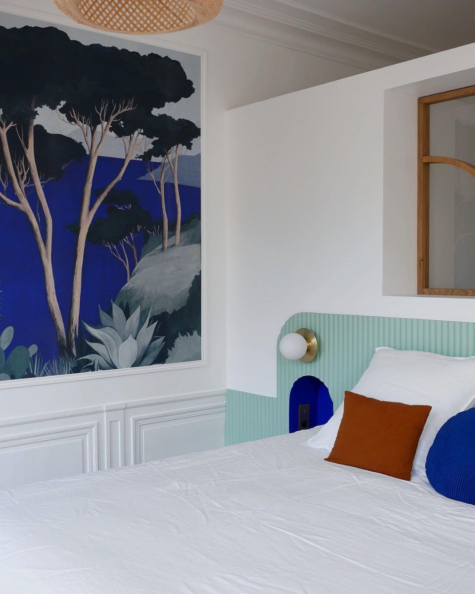 лепнина Orac и обои: дизайн-решения и фото в интерьере