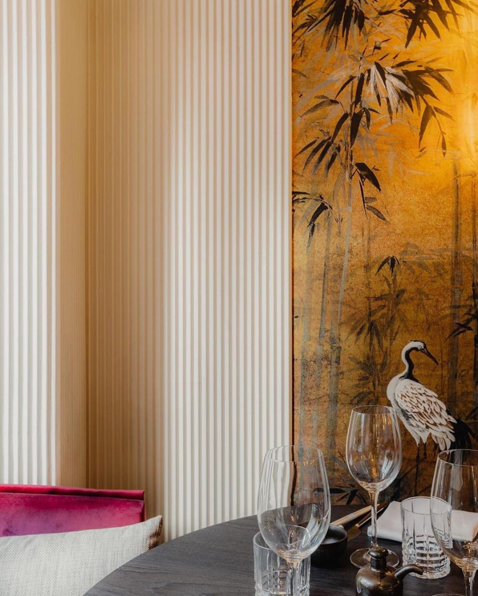 лепнина Orac и обои: фото в интерьере