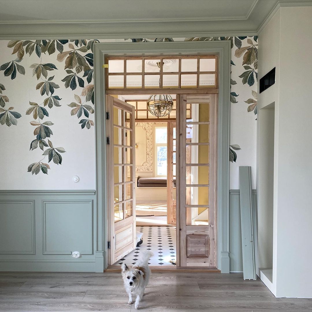 лепнина Orac и обои: дизайн-решения и фото в интерьере лепнина Orac и обои: дизайн-решения и фото в интерьере