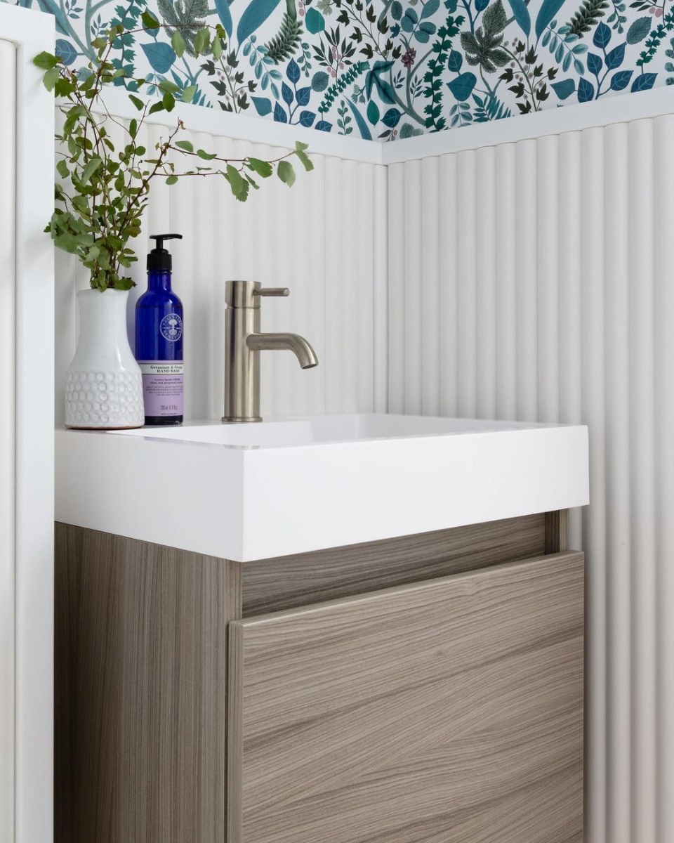 лепнина Orac и обои: фото в интерьере