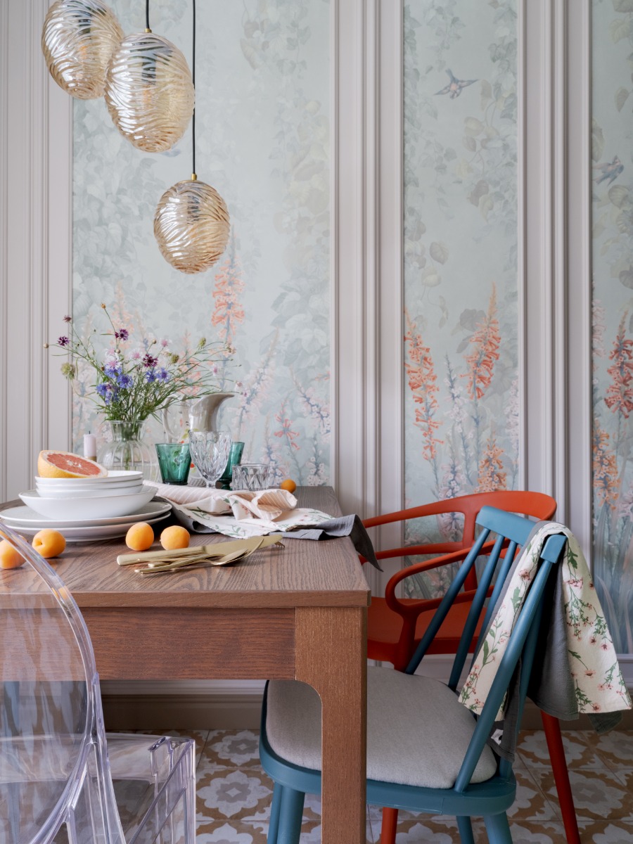 лепнина Orac и обои: фото в интерьере