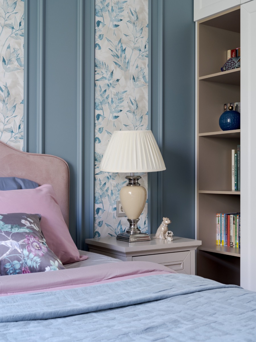 лепнина Orac и обои: дизайн-решения и фото в интерьере