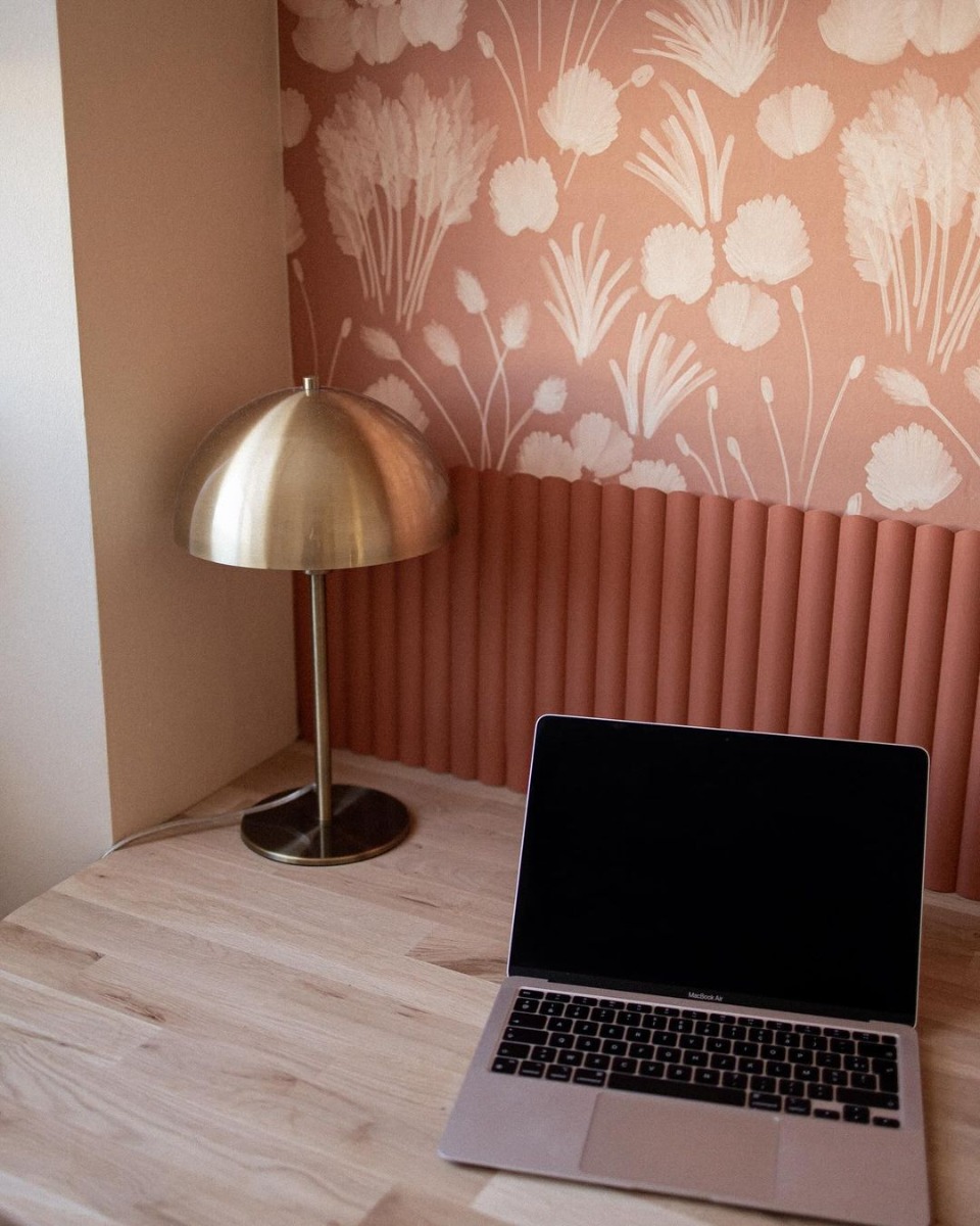 лепнина Orac и обои: фото в интерьере