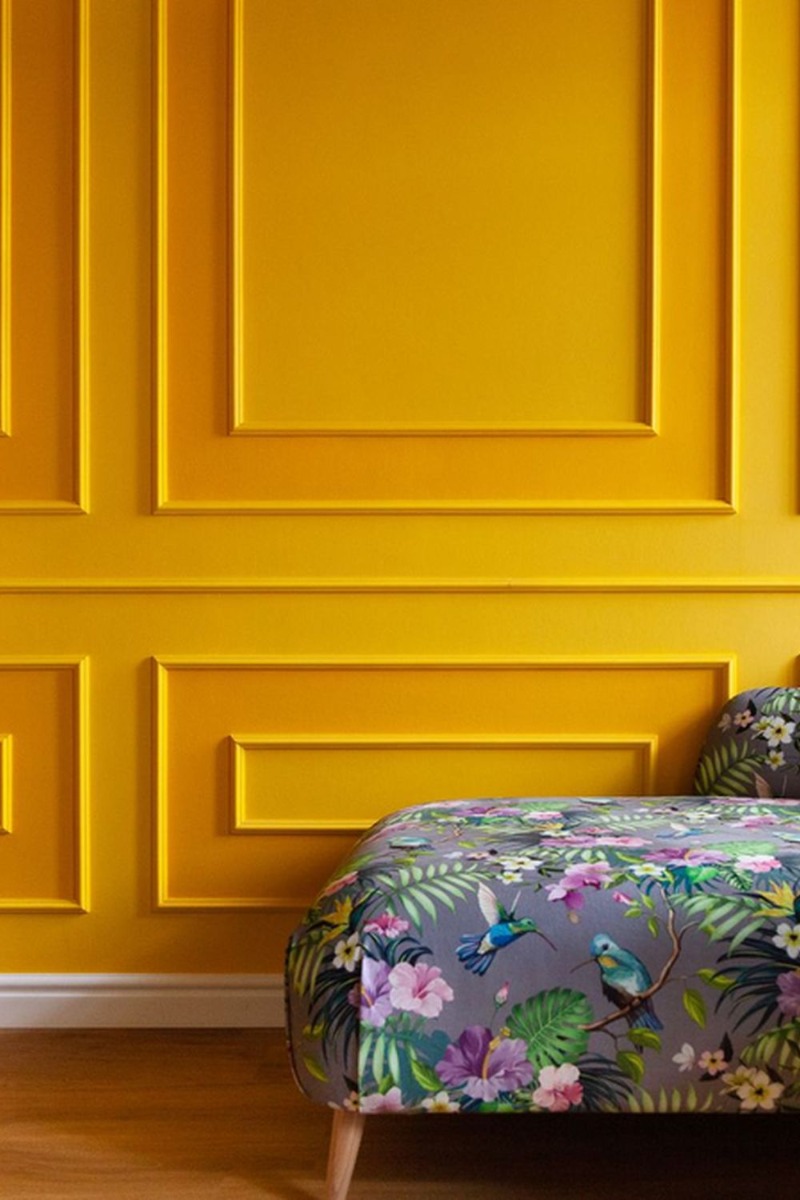 декор стен в гостиной рамками из молдингов Orac желтая стена в гостиной с декором рамками из молдингов Orac
