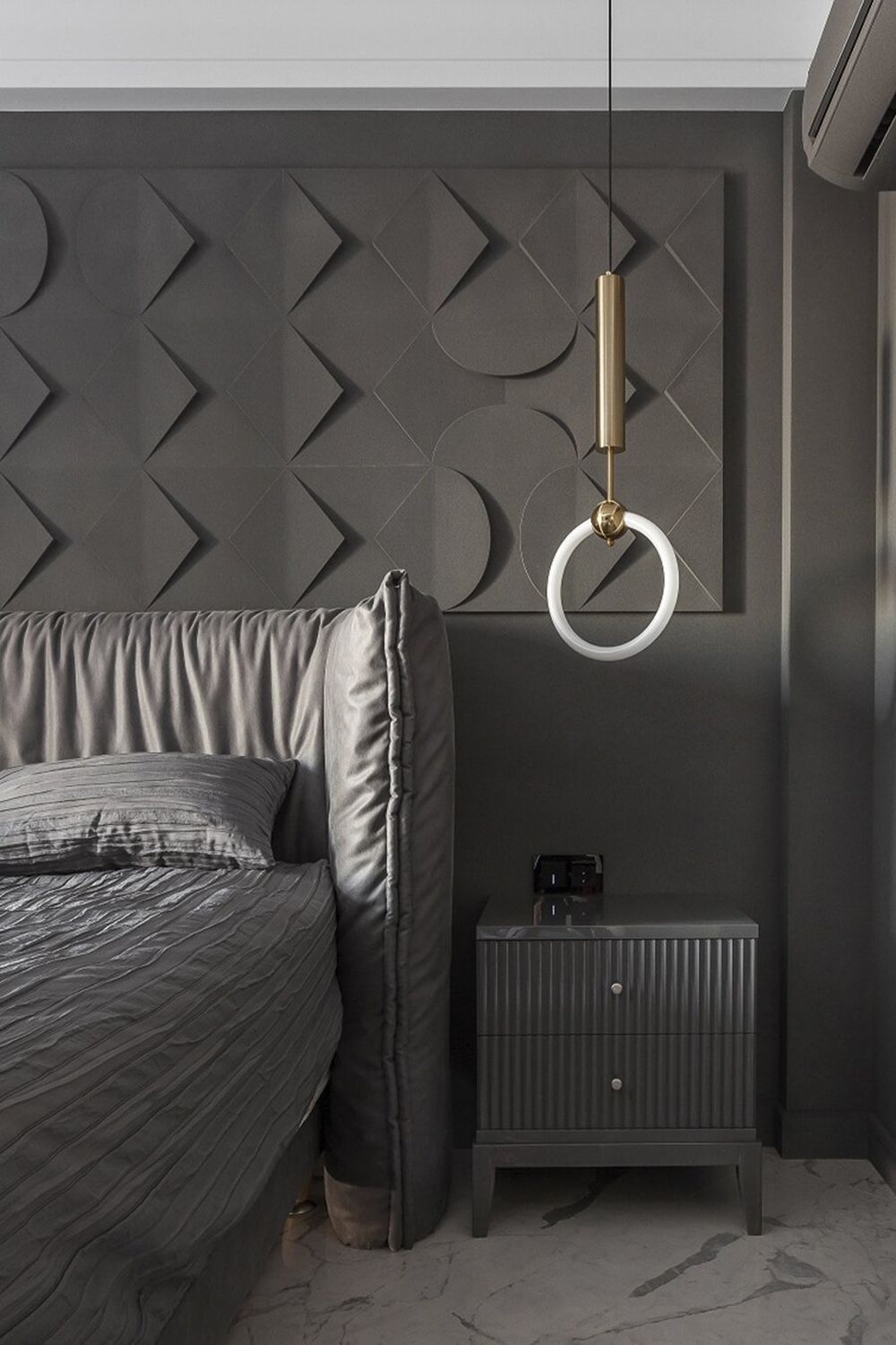 cтеновые панели Пример декорирования стены за кроватью в черном цвете