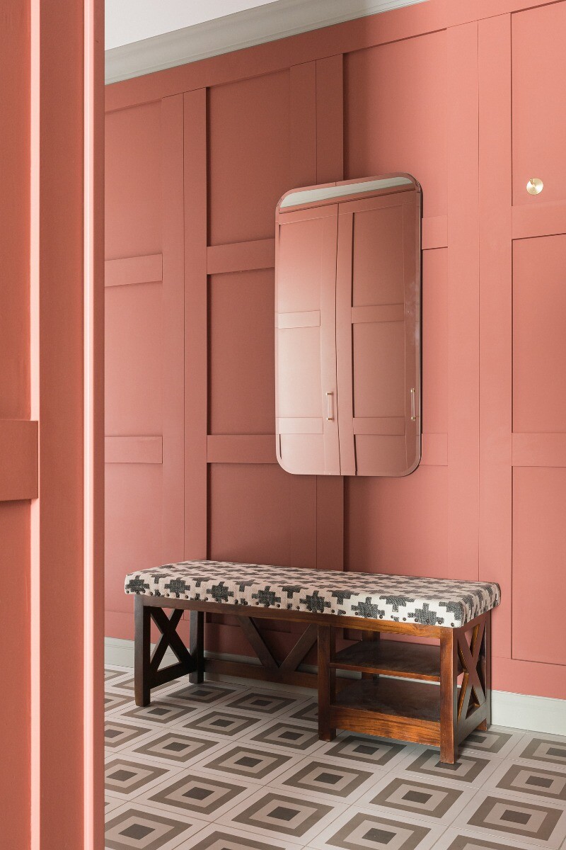 декор стен в прихожей панелями Orac розовая стена в прихожей с декором из панелей и молдингов Orac