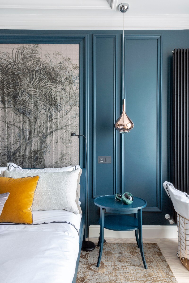 акцентная стена в спальне с декором из молдингов Orac синяя акцентная стена в изголовье спальни с декором из молдингов Orac