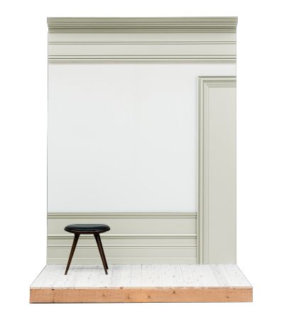 отделка стен высоким напольным и дверным плинтусом Orac пример отделки стен высоким плинтусом и бордюром из молдингов Orac